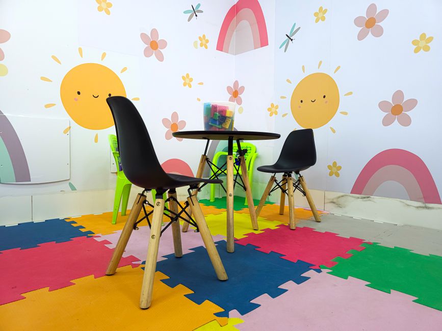 Kinderen spelen enthousiast met speelzand op tafel.